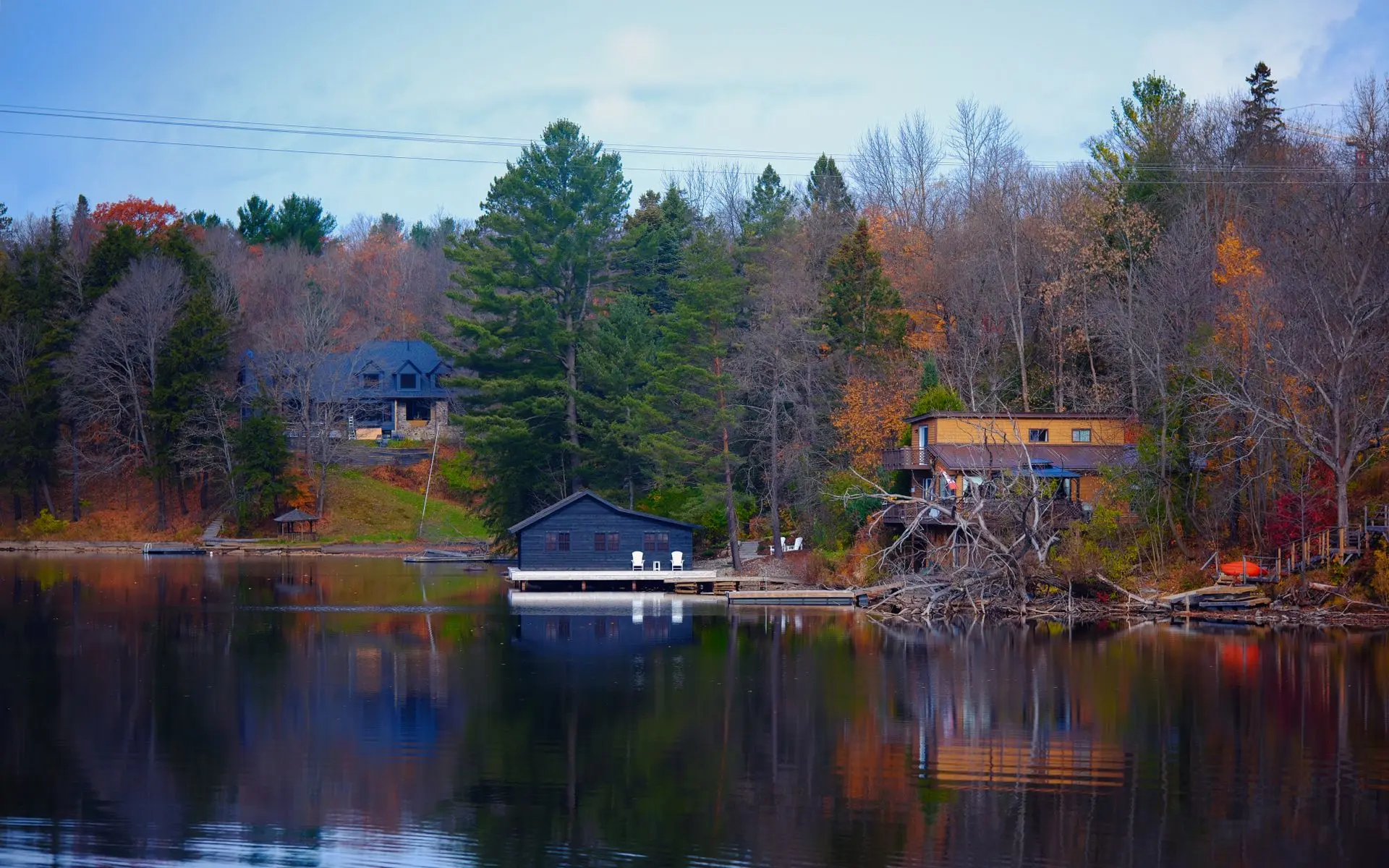 Autumn lakeside cottages in Huntsville, Ontario with colorful foliage